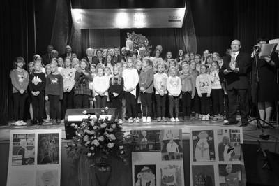 Po usunięciu zakrzaczeń i starych drzew, uprzątnięto i wyrównano teren oraz ustawiono obrzeża krawężnikowe. Nasadzono krzewy i ustawiono ławeczkę. Powstało nie tylko urokliwe miejsce do spotkań.