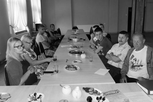przekazali na utrzymanie dróg (80%). Nie zapomniano o spotkaniach integracyjnych, straży, szkole i sportowcach. Sołectwo w tym roku wykonało z prywatnych środków figurkę Matki Boskiej Jasnogórskiej.