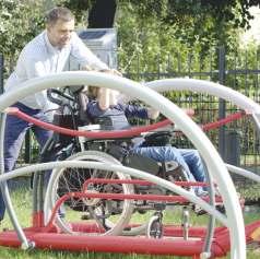 Wsparcie Straży Miejskiej zakup defibrylatorów oraz kamer przenośnych. Sopot rodzinny Edukacja 1 milion złotych rocznie na zajęcia i lekcje dodatkowe w sopockich szkołach, w tym m.in.: matematyka, języki obce, żeglarstwo, pływanie.
