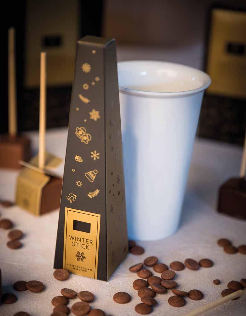 Hot Chocolate sposób przygotowania: Do kubka z gorącym mlekiem (ok. 200 ml) wsyp 2 łyżki czekolady (ok. 30 g). Dokładnie wymieszaj.