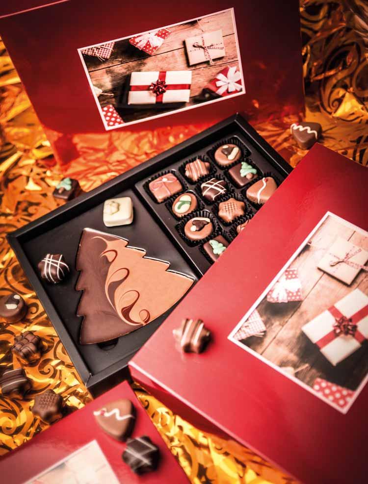 XMAS CHOCOPOSTCARD MAXI 3757 XMAS CHOCOPOSTCARD MAXI GOLD Wymiar opakowania: 315 235 40 mm Wymiar zdjęcia: 165 115 mm Masa netto: 340 g Cena