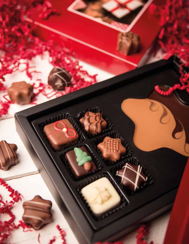 XMAS CHOCOPOSTCARD MIDI 3817 XMAS CHOCOPOSTCARD MIDI GOLD Wymiar opakowania: 238 170 34 mm Wymiar zdjęcia: 130 90 mm Masa netto: 125 g Cena netto: 40,33 zł Cena brutto: 49,60 zł Pudełko z sześcioma