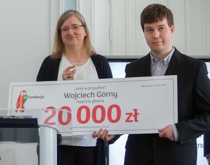 Zdjęcie: Wojciech Górny, laureat konkursu Krok w przyszłość odbiera nagrodę z rąk Lidii Jabłonowskiej-Luby, Wiceprezes Zarządu mbanku ds. Zarządzania Ryzykiem (fot.
