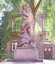 nad tylnymi drzwiami były zbudowane dekoracyjne kraty przedstawiające symbol miasta Św. Krzysztofa, a dziś herb miasta można zobaczyć także nad drzwiami Ratusza.