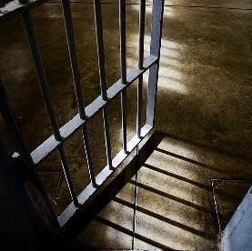 mieć tragiczne konsekwencje Zablokowane drzwi wejściowe do firmy uniemożliwiają sprawne wejście do