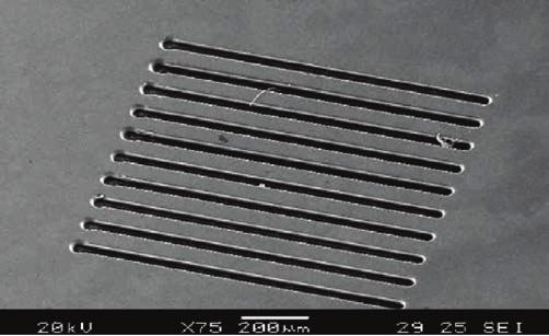 Mikrorowki wykonane metodą SACE: KOH 30%, U = 23 V, czas impulsu/czas przerwy 1 ms/1 ms, średnica narzędzia 30 33 µm, posuw 3 µm/s, obroty narzędzia 300 obr/min.