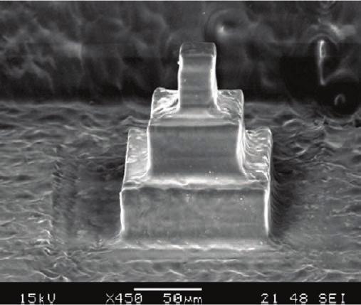Obróbka wykończeniowa: KOH 30%, U = 23 V, czas impulsu/ /czas przerwy 1 ms/1 ms, średnica narzędzia 30 33 µm, posuw 3 µm/s, obroty narzędzia 300 obr/min; obróbka zgrubna: U = 28 V, KOH 30%, czas