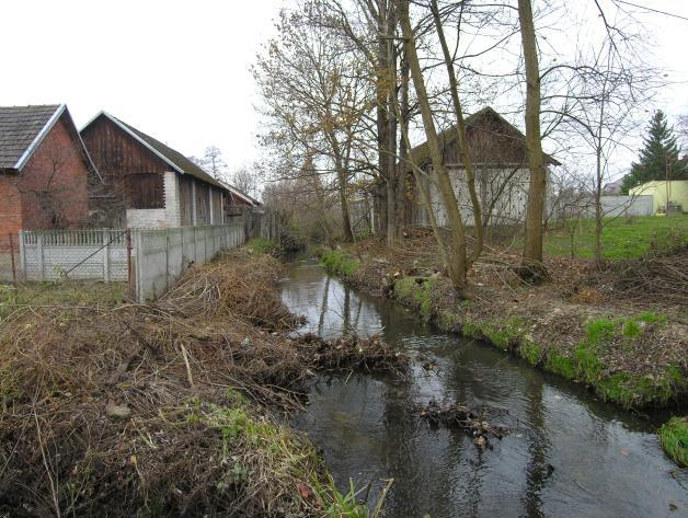 zanieczyszczeniami pochodzącymi ze źródeł komunalnych, stwierdzono spełnienie wymagań dodatkowych. Rys. 2.15. Reprezentatywny punkt pomiarowo-kontrolny w JCWP Żyłka w m.