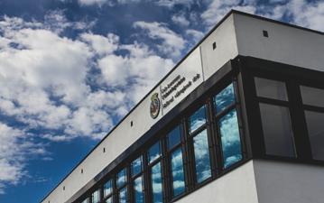 Alarm jest automatycznie uruchomiony i pracownicy ochrony mogą być wysłani w to miejsce.
