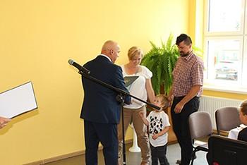Str. 11 Młodzi i zdolni wyróżnieni przez Wójta Wzorem lat ubiegłych w Ośrodku Upowszechniania Kultury w Bronisławowie odbyło się wręczenie młodym i zdolnym mieszkańcom gminy Głowno, uczęszczającym do