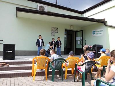 00 dzieci miały możliwość uczestniczyć w zajęc i a c h p l a s t y c z n o - technicznych, sportowych w grach i zabawach ruchowych. Nie brakowało chętnych do gier planszowych i układania puzzli.