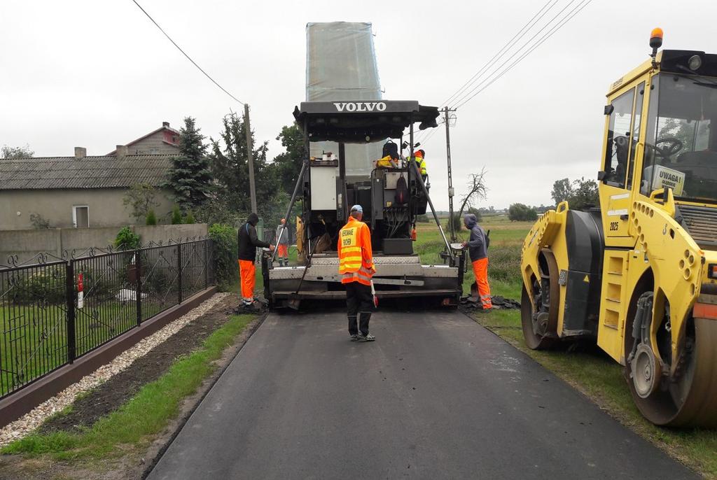 Str. 4 Remonty na drogach gminnych Wiosenne przymrozki Trwają prace związane z modernizacją oraz wykonaniem nowych nawierzchni na drogach gminnych nr 120059 w Kadzielinie, nr 120071 w Antoniewie oraz