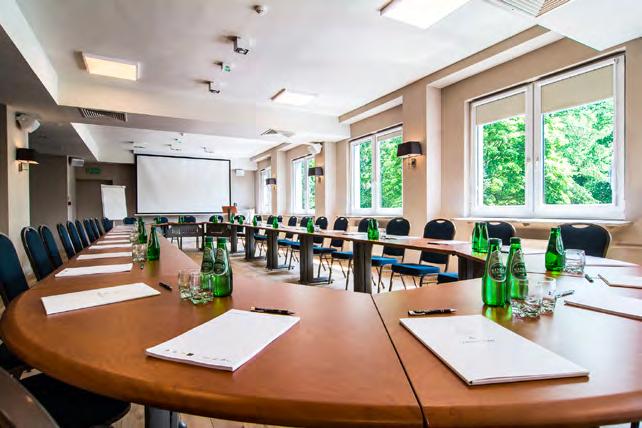 Do dyspozycji gości Hotel Nawigator oddaje 57 pokoi 1, 2 i 3 osobowych, w tym pokoje typu studio oraz apartamenty, z których roztacza się malowniczy widok na otaczający park oraz panoramę Pienin.