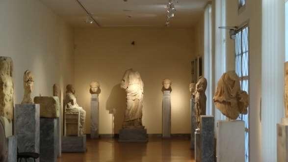 4) Atena Mitologiczna Atena była dla starożytnych mieszkańców Polis najważniejszą boginią. To jej poświęcili Partenon, świątynię w której stał jedenasto - metrowy posąg z kości słoniowej i złota.