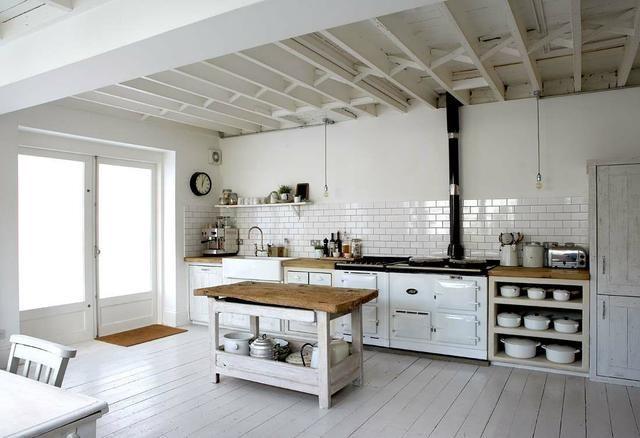 (Kuchnia w stylu vintage) Architekt wnętrz Anna Koszela: Aranżację kuchni w stylu vintage powinniśmy rozpocząć od doboru odpowiedniej kolorystyki.