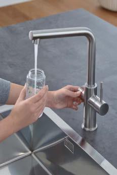 KUCHNIA GROHE SYSTEMY KUCHENNE GROHE RED JEDNO PROSTE ROZWIĄZANIE POZCZUJ RÓŻNICĘ Używaj GROHE Red w połączeniu z filtrem GROHE Blue i ciesz się dostępem do świeżo przefiltrowanej, zagotowanej wody.