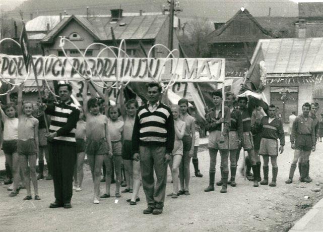 Oslavy 1. Mája Zdroj: Eva Reklová Ján Zamoyský. 4 Pred parkom nepredávali noviny, ale zmrzlinu. Ľudia si so zvláštnym potešením posedeli na lavičkách v tieni stromov.