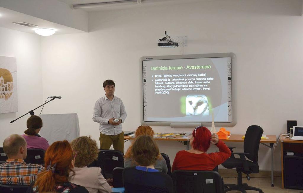 Riaditeľ ZŠ Maximiliána Hella v Štiavnických Baniach, autor AVES terapie počas prezentácie na konferencii.
