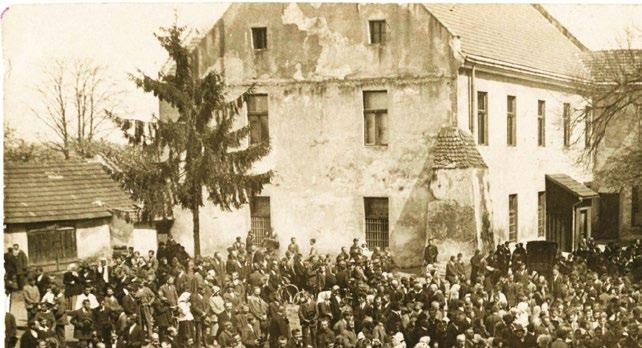 Fotografia wykonana przez Wojciecha Migacza z Gostwicy podczas święta kościelnego w roku 1931. W tle stan budynek Domu Kapelana. Ze zbiorów Muzeum Okręgowego w Nowym Sączu AF/4884 Il. 5.