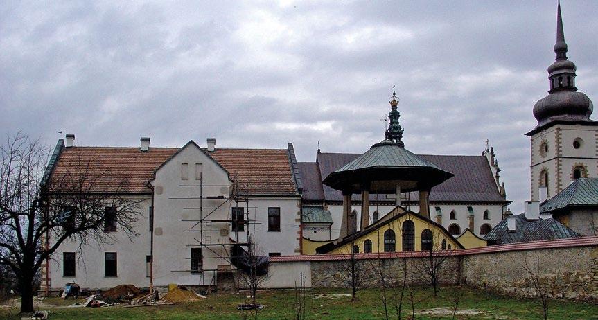 Brak odcinka fundamentów w tej części można tłumaczyć tym, że znajdowały się tu pierwotnie wrota do wykusza z ogrodu klasztornego (szerokość tych wrót sugeruje, że można było przez nie przejechać