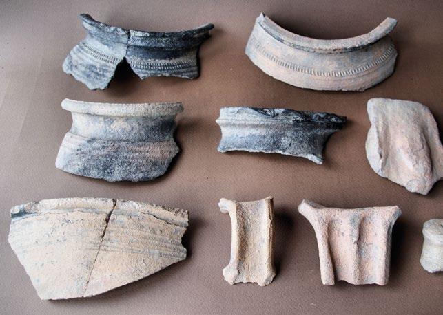 Il. 8. Średniowieczne fragmenty naczyń glinianych, fot. B. Urbański Il. 9 A D Gliniane fragmenty naczyń z inicjałami, XVIII w., fot. B. Urbański do grupy naczyń kuchennych (garnki i misy do przyrządzania posiłków).