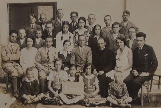 Spoločná koncoročná fotografia žiakov a učiteľského zboru meštianskej školy z roku 1929 aj s vtedajším riaditeľom Jozefom Rejtharom (AFÚ Stará Ľubovňa, Pamätná kniha obce Stará Ľubovňa, s. 163) (4. 5.