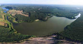 W bezpośrednim sąsiedztwie arboretum znajdują się ścieżka przyrodniczo-leśna o długości 1,8 km biegnąca częściowo przez zabytkowy park, cisy-pomniki przyrody oraz wiata edukacyjna z grillem