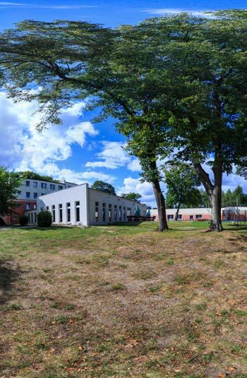 OŚRODEK WYPOCZYNKOWY W KWIEJCACH DOM SPORTOWCA Ośrodek jest miejscem rozwoju turystycznego Gminy Drawsko, a jednocześnie miejscem kontynuacji nauki teoretycznej dla studentów Wyższej Szkoły