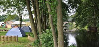 Wszystko to położone nad samym brzegiem popularnego szlaku kajakowego Jana Pawła II prowadzącego przez Puszczę Drawską i Drawieński Park Narodowy.