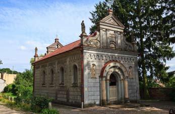 Przykładem nowych atrakcji turystycznych jest wieża widokowa przerobiona z zabytkowej wieży ciśnień w Łobżenicy oraz miejsce pamięci w Chlebnie