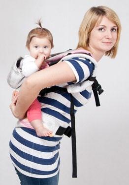 Przełóż rękę podtrzymującą dziecko z tyłu, do przodu tak, aby pochylając się swobodnie przesunąć malucha na plecy.