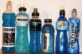 500 ml wody 1 cytryna 2 łyżki miodu szczypta soli Tak przygotowany napój dokładnie mieszamy najlepiej w shakerze i pijemy najlepiej przed i podczas wysiłku fizycznego.