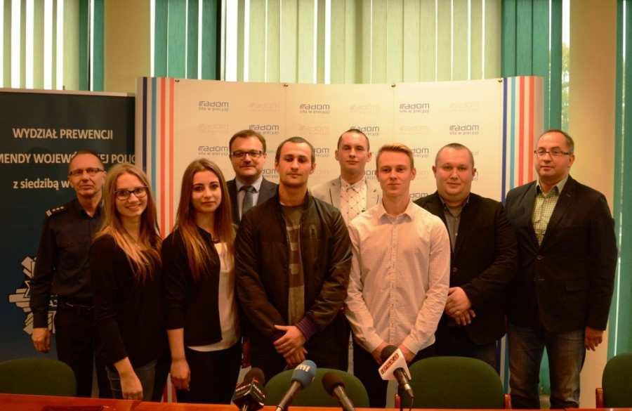 Policjanci podjęli też rękawicę rzuconą przez koszykarzy i spotkają się w styczniu na parkiecie, na którym rozegrają charytatywny mecz koszykówki.