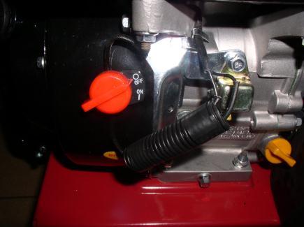 4.2 Zasady obsługi Uruchamianie silnika - Sprawdzić poziom oleju - Napełnić zbiornik paliwa benzyną bezołowiową PB 95 - Upewnić się czy funkcje pracy zamiatarki są wyłączone - Sprawdzić czy na świecę