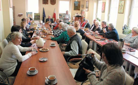 W ASNYM G OSEM NR 103/104 KRONIKA 11 Dni Poezji w Broumovie Bielski SAP ma 5 lat Wje d aj¹c na ziemiê czesk¹, z daleka dostrzegliœmy ogromn¹ bry³ê benedyktyñskiego klasztoru z wysokimi wie ami