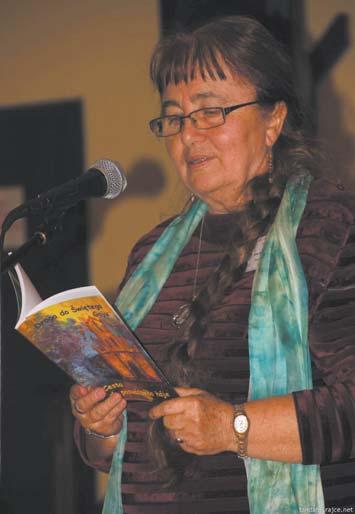 W ogromnej ³ukowej sali malowanej na z³oto wita nas organizatorka festiwalu Pani Vìra Kopecká (poetka, translator, wydawca, autorka 25 tomów wierszy, dziesi¹tek antologii, t³umaczona i wydawana na
