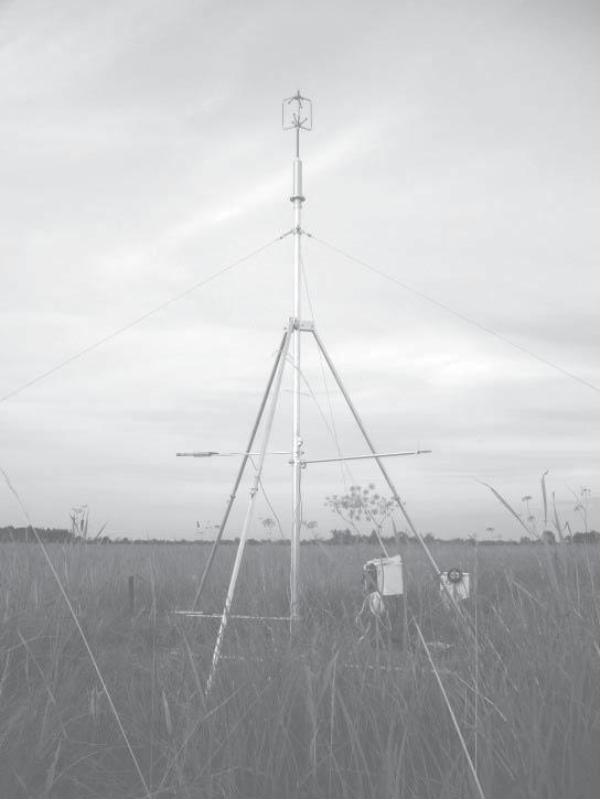 RYSUNEK 5. Płytka glebowa HFP01 firmy Hukseflux FIGURE 5. Heat flux plate HFP01 Hukseflux RYSUNEK 4. Wieża pomiarowa na Bagnie Ławki FIGURE 4. Measurement station in Ławki Marsh wo-wschodnim.
