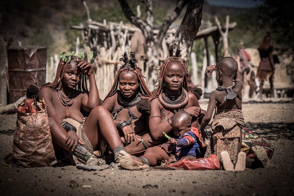 DZIEŃ 13 WIOSKA HIMBA - FARMA GEPARDÓW WODOSPADY EPUPA FARMA GEPARDÓW Rano po śniadaniu ruszymy z wizytą do wioski Himba.