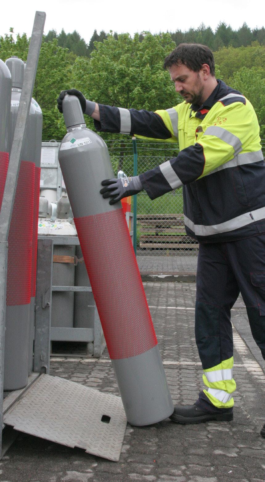 Ręczny transport butli UNIKAJ ręcznego transportu butli. Transport pojedynczych butli powinien odbywać się przy użyciu wózków przeznaczonych specjalnie do tego celu (np. wózków dwukołowych).