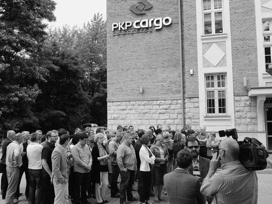 organizacyjnym (pionizacji i centralizacji) wdrażanym w spółkach kolejowych, braku paktów gwarancji pracowniczych, prywatyzacji spółek infrastrukturalnych i likwidacji miejsc pracy.