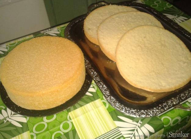 Biszkopty na torty Autor: babcitereskiciasta Przepisów: 401 Ocena: 4872 > 6 os. > 60 min średnie przystępne Składniki: 1/ BISZKOPT JASNY: -7 jajek -220 g.cukru -130 g. mąki tortowej -130 g.