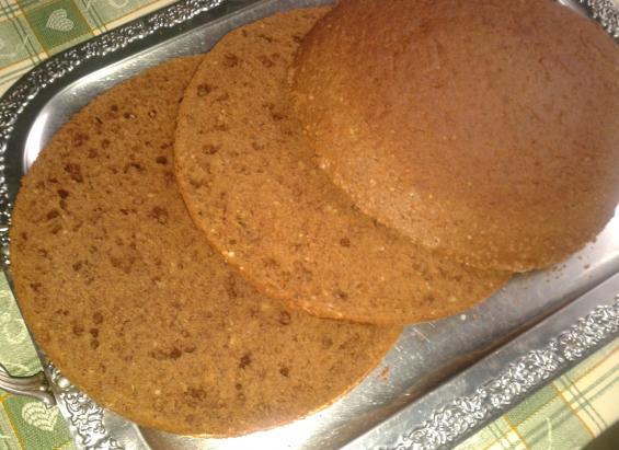 19 19/ WKŁADKA WAFLOWA DO TORTU-Wafelki pokroić na pół cm. kwadraciki. Białka ubić ze szczyptą soli, potem żółtkami, dodawanymi po jednym.