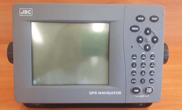 Stanowisko nr 3 JRC GPS NAVIGATOR Opis układu pomiarowego: Rys. 3.1. Odbiornik JRC GPS NAVIGATOR.