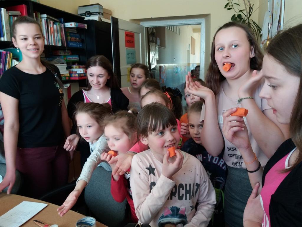 Pomarańczowa marchewka pierwszy raz wyhodowana została w Holandii w XIV wieku. Istnieją odmiany marchewek w kolorze fioletowym, białym, żółtym, czerwonym, a nawet czarnym.