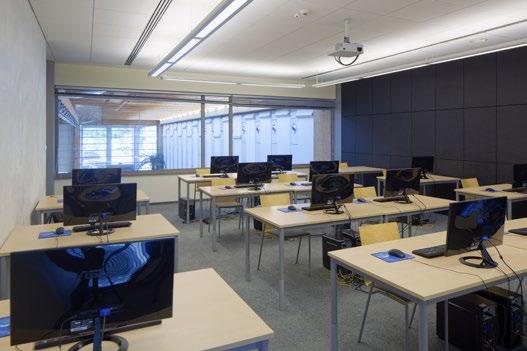 CENTRUM SZKOLENIOWE O CENTRUM: 20 LAT DOŚWIADCZENIA FIRMY OPARTEJ NA WIEDZY Szkolenia biznesowe i informatyczne otwarte i szyte na miarę Autoryzowane Centrum Microsoft oraz Cisco Mobilne sale