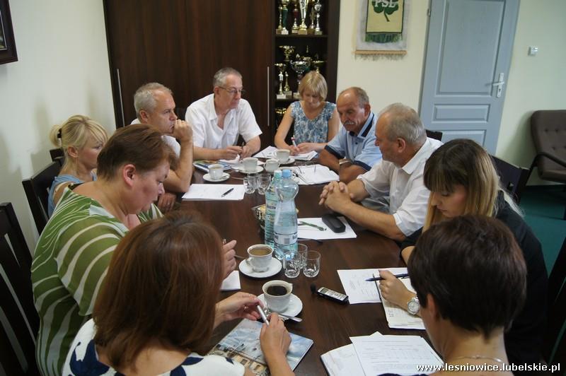 w Urzędzie Gminy Leśniowice odbyła się narada dyrektorów szkół podstawowych i gimnazjum zorganizowana przez Panią Agnieszkę Raczyńską Prezes Leśniowskiego Stowarzyszenia Oświatowo