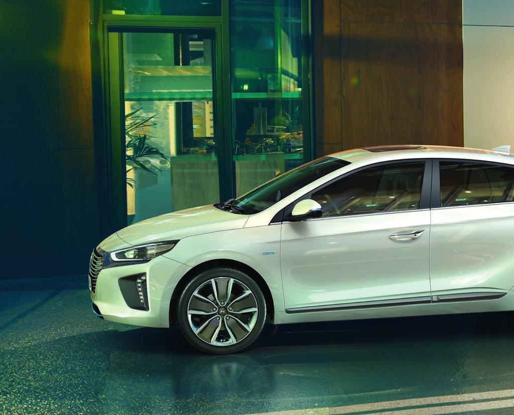Driven by e-motion. IONIQ Hybrid Po prostu elektryzujący IONIQ Hybrid wygląda świetnie pod każdym kątem.