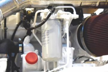 Filtr pliw n silniku Filtr pliw n silniku znjduje się ezpośrednio przed filtrem powietrz, po lewej stronie silnik. Zlecne terminy przeglądów przedstwiono w rozdzile Hrmonogrmy konserwcji".