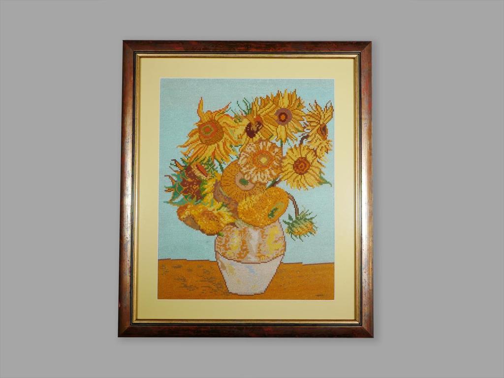 9. Słoneczniki V.Van Gogha- rękodzieło 40x50, haft krzyżykowy, w drewnianej oprawie. Czas wykonania obrazu ok.