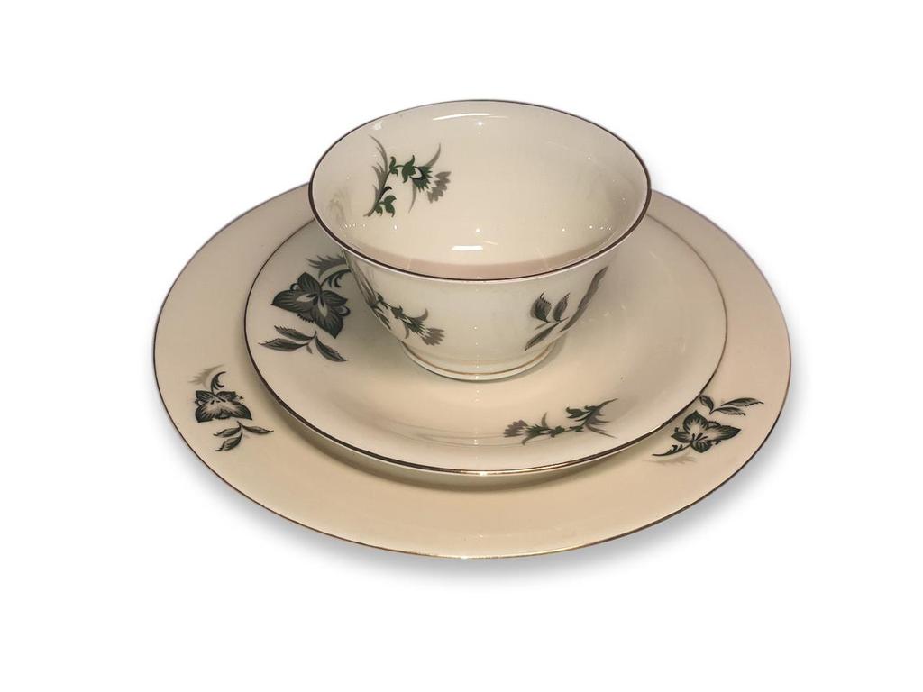 14. Rarytas kolekcjonerski z początków XX wieku. Zestaw porcelanowy z 1905r. filiżanka i dwie podstawki. Trafiła do Polski w latach 50 tych XX wieku.